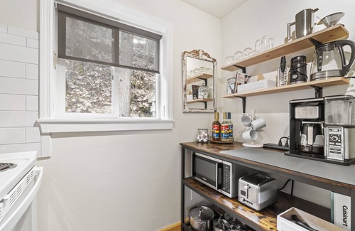 Wallace Casa | Evergreen Escape in Historic Wallace