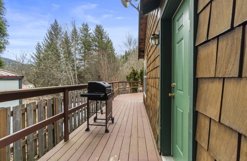 Wallace Casa | Evergreen Escape in Historic Wallace