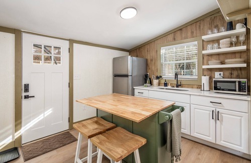 Creola Cabina | Evergreen Escape + Pickleball l Private Trail