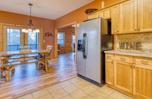 My Mountain Cabina | ~EverGreen Family Retreat~Slp20*HotTub*Pets*Arcade