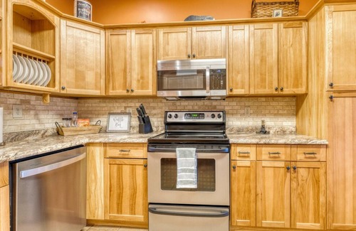 My Mountain Cabina | ~EverGreen Family Retreat~Slp20*HotTub*Pets*Arcade