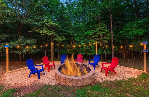 My Mountain Cabina | ~EverGreen Family Retreat~Slp20*HotTub*Pets*Arcade