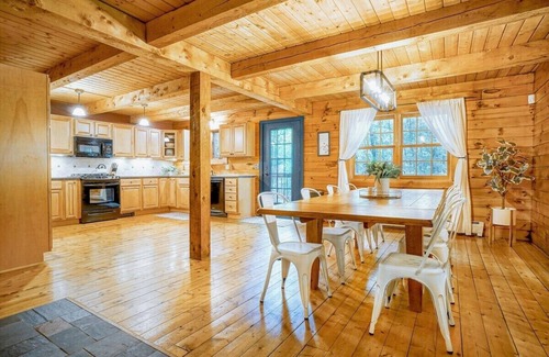 Mount Holly Cabina | Evergreen Hideaway: Okemo central cabin + hot tub