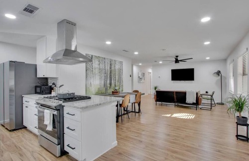 Denton Casa | Evergreen - Hot Tub | Outdoor Cinema | Near UNT