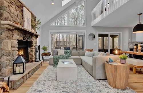 Gouldsboro Casa | Evergreen Lodge | Hot Tub | Wi-Fi | Fireplace