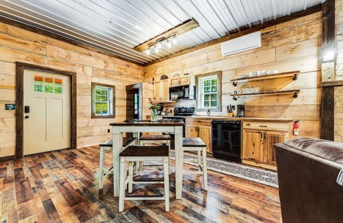 Thayerville Cabina | EverGreenGrove-Spruce 2BR/1BA Dog Friendly/Hot Tub