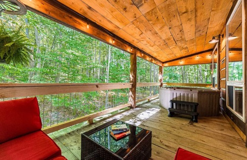 Thayerville Cabina | EverGreenGrove-Spruce 2BR/1BA Dog Friendly/Hot Tub