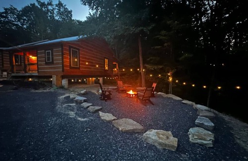 Thayerville Cabina | EverGreenGrove-Spruce 2BR/1BA Dog Friendly/Hot Tub