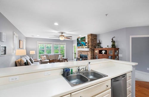 Foscoe Condominio | Evergreens 721- Mountain Condo, Gated Resort, Indoor/Outdoor Pools and Hot Tub, Fitness Area, Fis...