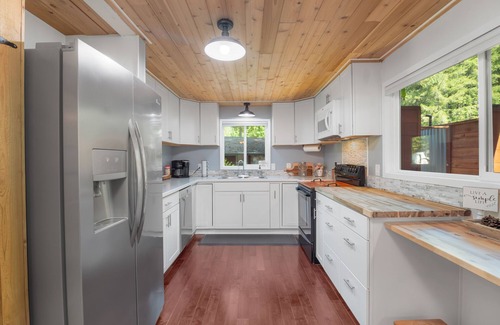 Glide Cabina | Every Season Couples Retreat! River Front Cabin with Hot tub and outdoor Shower