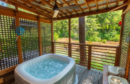Glide Cabina | Every Season Couples Retreat! River Front Cabin with Hot tub and outdoor Shower