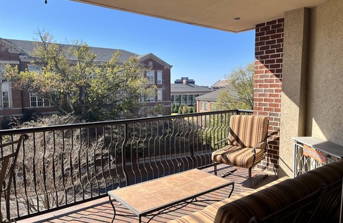 Auburn Condominio | Everything Auburn, Location, Location! Views of Jordan Hare and Toomer's Corner!