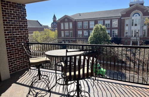Auburn Condominio | Everything Auburn, Location, Location! Views of Jordan Hare and Toomer's Corner!
