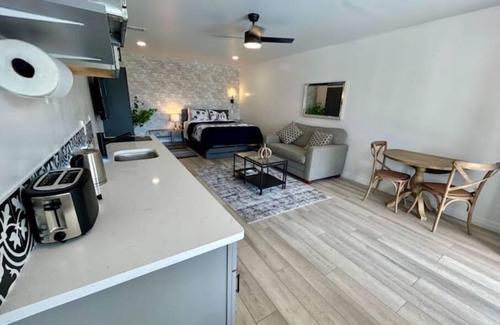Franklin Apartamento | EVERYTHING BRAND NEW Sept 2023 OWN ENTRANCE; PARKING; POOL; STUNNING VIEWS.