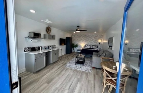 Franklin Apartamento | EVERYTHING BRAND NEW Sept 2023 OWN ENTRANCE; PARKING; POOL; STUNNING VIEWS.