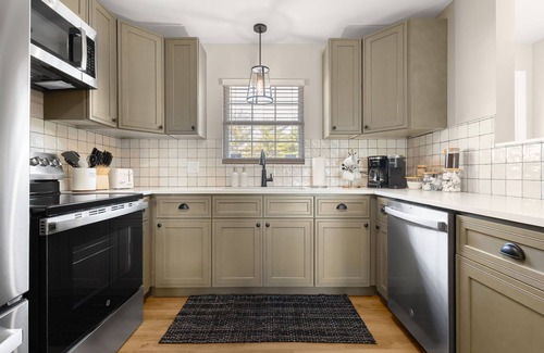 Northeast South Bend Casa | EVERYTHING NEW 5 Bedroom >> 1.5 Miles from ND – Perfect for Groups & Game Days!