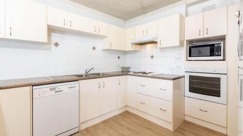 Bongaree Casa | Everything you need including a pool! Karoonda Sands Apartments