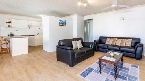 Bongaree Casa | Everything you need including a pool! Karoonda Sands Apartments