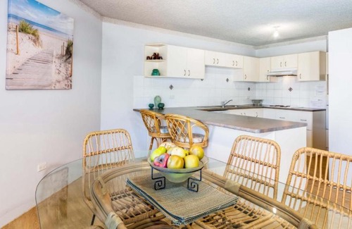 Bongaree Casa | Everything you need including a pool! Karoonda Sands Apartments