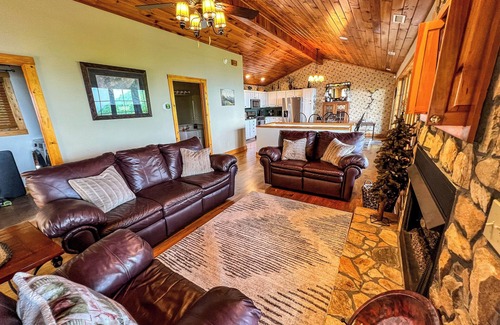 West Jefferson Cabina | Everything You Love About Fall Is At Jasmine Heights: Views, Comfort & Charm