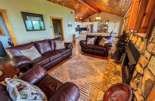 West Jefferson Cabina | Everything You Love About Fall Is At Jasmine Heights: Views, Comfort & Charm