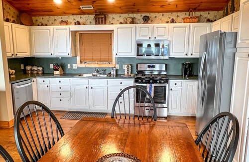 West Jefferson Cabina | Everything You Love About Fall Is At Jasmine Heights: Views, Comfort & Charm