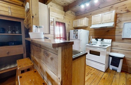 Townsend Cabina | Evie's Mountain Castle
