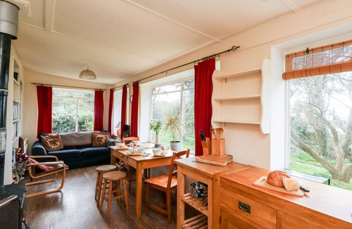 West Bexington Cabaña | EWELEAZE, pet friendly, country holiday cottage in West Bexington