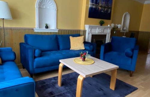Custom House Apartamento | EXCEL 5 min 3bdr House HOT TUB parking WIFI Kitchen O2