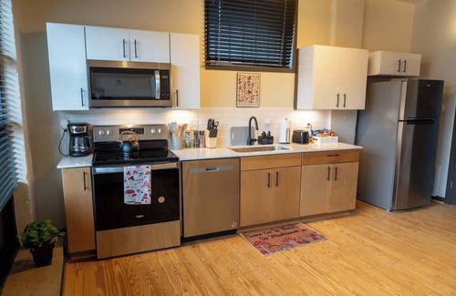 Martinsville Apartamento | Excellent 2BR Apartment Uptown - Walkable - Safe