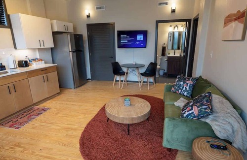 Martinsville Apartamento | Excellent 2BR Apartment Uptown - Walkable - Safe