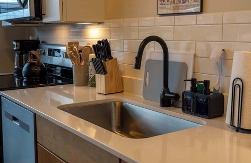 Martinsville Apartamento | Excellent 2BR Apartment Uptown - Walkable - Safe