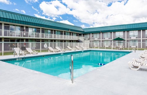 DeKalb Casa | Excellent Choice! Outdoor Swimming Pool, Free Parking, Pets are Welcome!