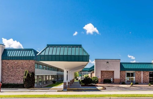 DeKalb Casa | Excellent Choice! Outdoor Swimming Pool, Free Parking, Pets are Welcome!