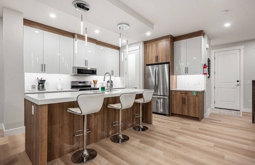 Chestermere Casa | Excellent Home for your Family Reunion, Occasion Guest, Retreats & Conferences.