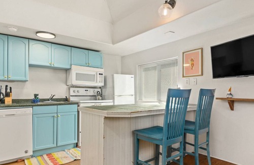 Rockaway Beach Condominio | Excellent Location, *Pet Friendly*, 2 Blocks From Beach, Kitchen, WiFi, Community BBQ, Unit 7