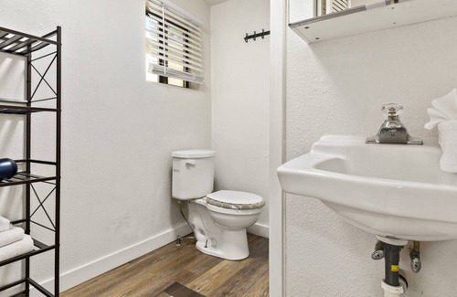 Rockaway Beach Condominio | Excellent Location, Pet Friendly, 2 Blocks From Beach, Kitchen, WiFi, BBQ Access, Fire-Pit, Unit #4