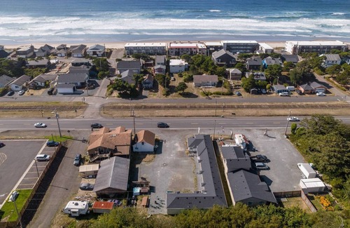 Rockaway Beach Condominio | Excellent Location, Pet Friendly, 2 Blocks From Beach, Kitchen, WiFi, BBQ Access, Fire-Pit, Unit #4