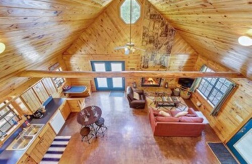 Broken Bow Cabina | Excellent location! Water view from porch, short drive to Lake and Beavers Bend!