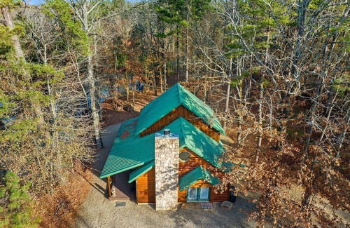 Broken Bow Cabina | Excellent location! Water view from porch, short drive to Lake and Beavers Bend!