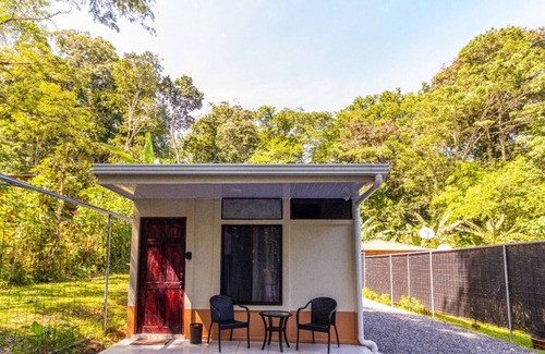 Cocles Cabina | Private Room 5 minutes to the beach- FAN-FREE PARKING AND WIFI-PRIVATE BATHROOM
