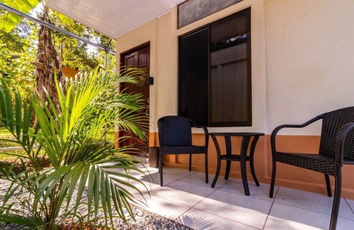 Cocles Cabina | Private Room 5 minutes to the beach- FAN-FREE PARKING AND WIFI-PRIVATE BATHROOM
