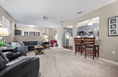 Roswell Apartamento | Excellent Roswell Location! Quiet Basement Apartment in Private Setting!