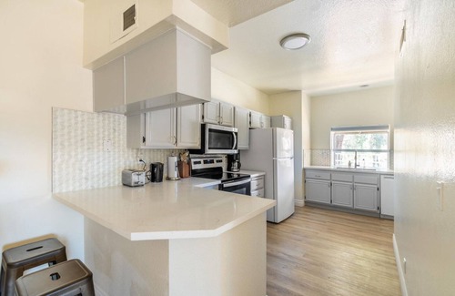 Oak Park Casa | Excellent Thousand Oaks 2BR, near Shopping, Dining & Bars, by Blueground