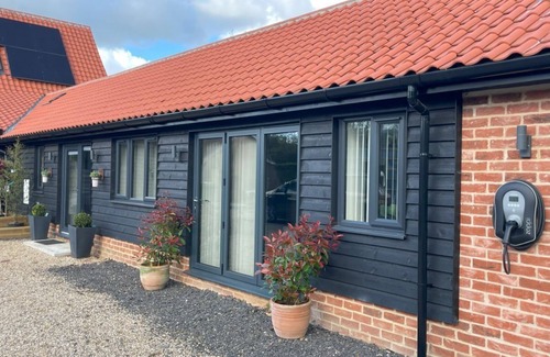 Carbrooke Casa | Exceptional 1-King Bed Modern Barn, central Norfolk, Sleeps 2+1