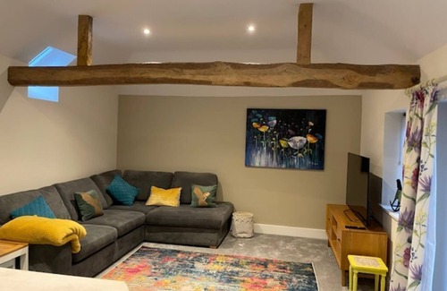 Carbrooke Casa | Exceptional 1-King Bed Modern Barn, central Norfolk, Sleeps 2+1