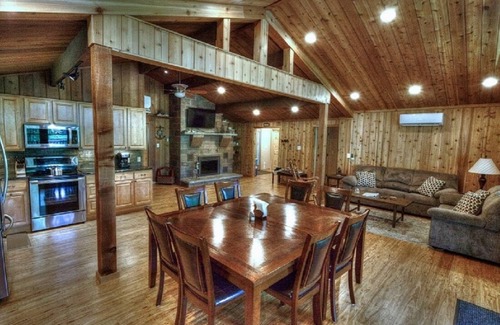 Treasure Lake Casa | WATERFRONT 6 BR 4 BATH SLEEPS 13 - ¡Agregando 2000 pies cuadrados adicionales para la primavera de 2020!