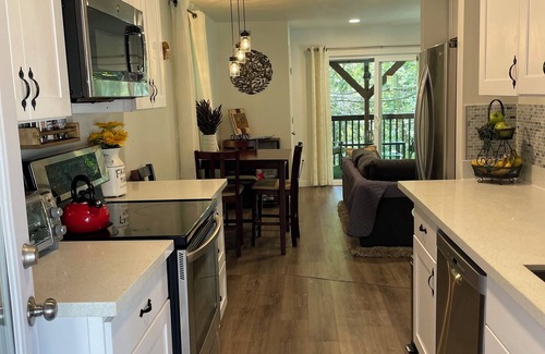 May Creek Apartamento | Exceptional Apartment! King Bed, w/Mountain & water views ~ sleeps up to 4.