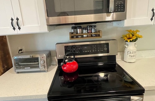 May Creek Apartamento | Exceptional Apartment! King Bed, w/Mountain & water views ~ sleeps up to 4.