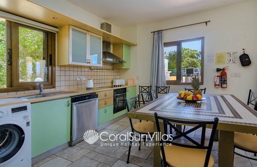 Peyia Town Villa | Exceptional Large Villa, Free Heated Pool 1 NOV - 15 Jan, Privacy,prime Location